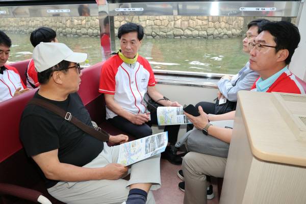 지난 23일 낙동강협의회에서는 물의 도시 오사카 도시재생 정책으로 조성된 나카노시마 수변공간을 시찰하고 아쿠아라이너 크루즈를 체험했다. 양산시 제공.