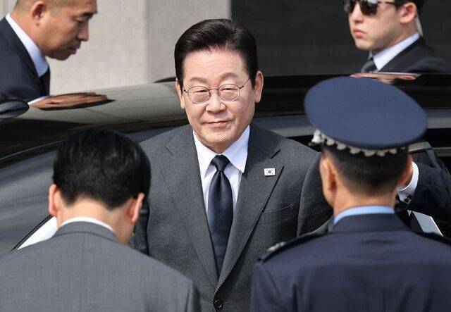 이재명 대통령이 지난 22일 미국 뉴욕에서 열리는 제80차 유엔총회 고위급 회기 참석을 위해 경기도 성남 서울공항에 도착해 차량에서 내리고 있다. 성남=김지훈 기자