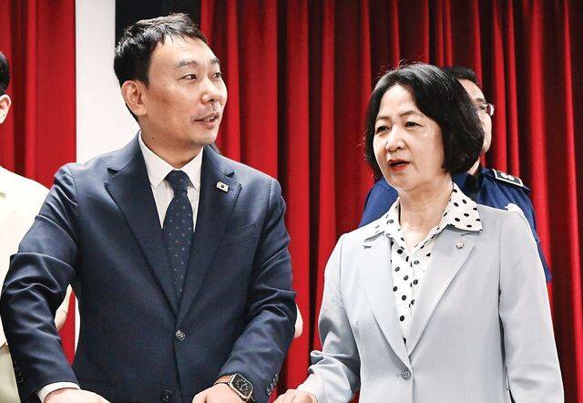 더불어민주당 소속 추미애(오른쪽) 국회 법제사법위원장과 여당 간사인 김용민 의원이 지난 1일 경기도 의왕시 서울구치소에서 열린 윤석열 전 대통령 수감 특혜 제공 의혹 관련 현장검증 도중 대화를 나누고 있다. 연합뉴스