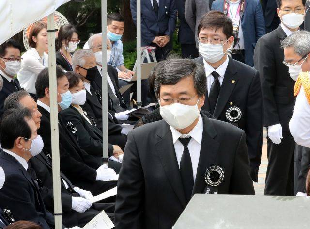 2020년 서울 동작구 국립서울현충원 김대중 대통령 묘역에서 열린 고(故) 이희호 여사 1주기 추도식에서 차남 김홍업 김대중평화센터 이사장과 삼남 더불어민주당 김홍걸 의원이 입장하고 있다. 연합뉴스