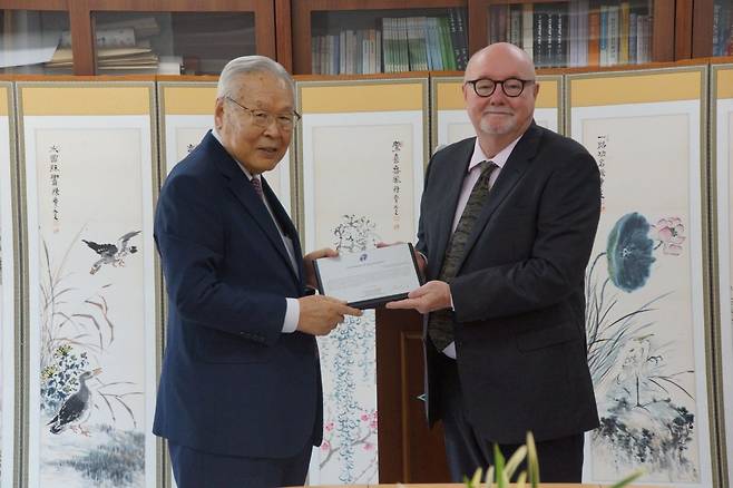 강병도(왼쪽) 이사장이 지난 23일 호주선교사 묘원 및 호주선교기념관 건립 감사패 증정식에서 데이비드 버크 총회장으로부터 감사패를 수상하고 있다.