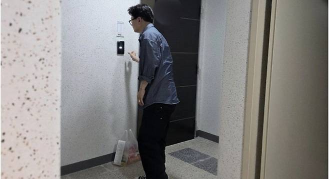 한동훈 전 국민의힘 대표가 23일 경남 진주에서 치킨을 배달하고 있다. 한동훈 전 국민의힘 대표 인스타그램 캡처