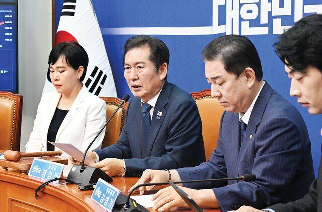 정청래(왼쪽 두 번째) 더불어민주당 대표가 24일 국회에서 열린 최고위원회의에서 발언하고 있다. 정 대표는 “‘조희대 청문회’를 두고 삼권분립 사망 운운하는 것은 역사의 코미디”라며 “대법원장이 뭐라고 이렇게 호들갑이냐”고 말했다. 이병주 기자