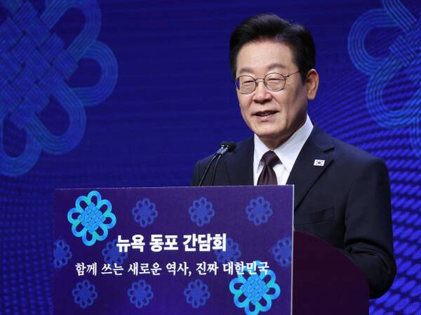 유엔총회 참석차 미국을 방문한 이재명 대통령이 22일(현지시간) 뉴욕의 한 호텔에서 열린 동포간담회에서 인사말을 하고 있다. 연합뉴스