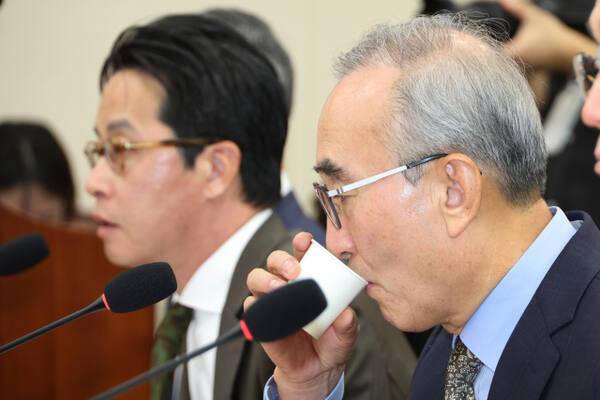 김영섭 KT 대표이사가 24일 국회 과학기술정보방송통신위원회에서 열린 통신·금융 대규모 해킹사고에 대한 청문회에서 위원 질의에 답변 후 물을 마시고 있다. 연합뉴스