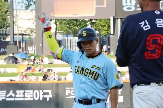 1루타 후 기뻐하는 류현인. 사진[연합뉴스]