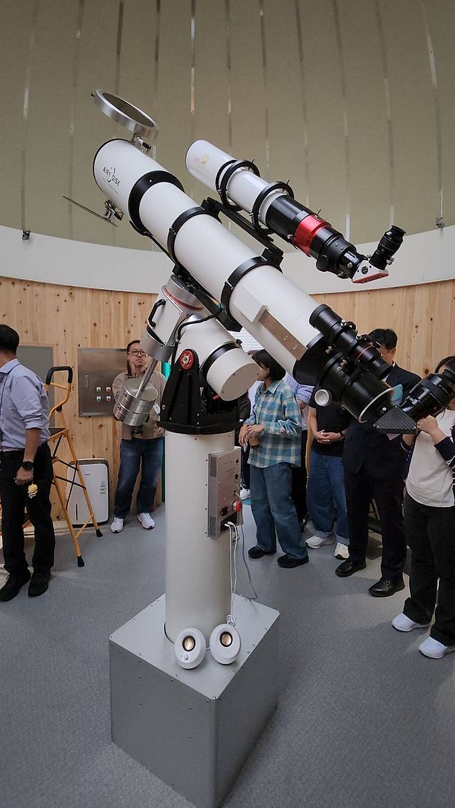 센터 옥상에 있는 마포365천문대의 망원경 모습. 안병준 기자
