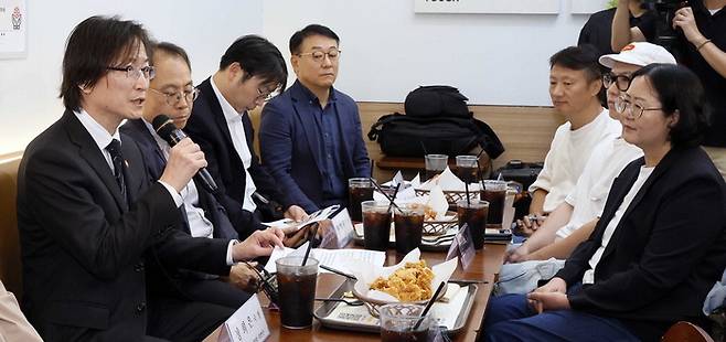 주병기 공정거래위원회 위원장(왼쪽 첫째)이 23일 서울 마포구 한 햄버거 프랜차이즈 매장에서 열린 가맹점주 권익 강화 종합대책 관련 현장 방문에서 가맹점주들과 대화하고 있다. [김호영 기자]