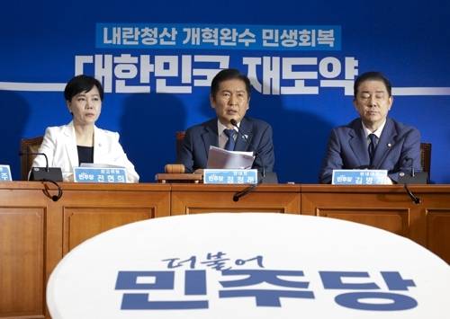 더불어민주당 정청래 대표가 24일 국회에서 열린 최고위원회의에서 법사위원회에서 개최를 확정한 대법원장 청문회 관련 입장을 말하고 있다. [사진 = 연합뉴스]