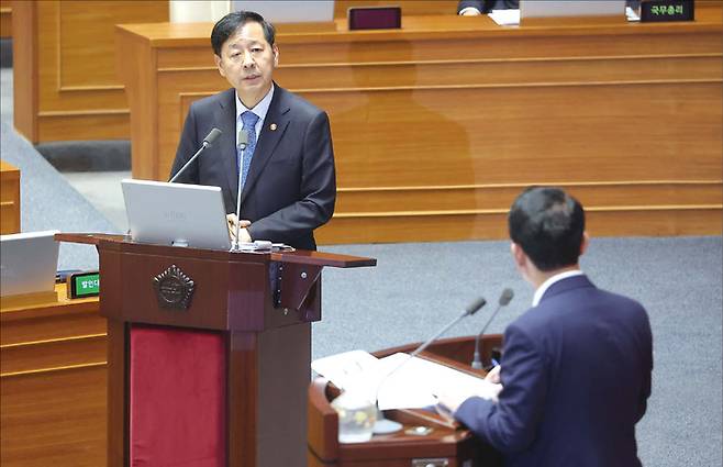 구윤철 부총리 겸 기획재정부 장관이 지난 9월 17일 경제 분야 대정부 질문이 열린 국회 본회의장에서 국민의힘 김상훈 의원 질의에 답하고 있다. (연합뉴스)