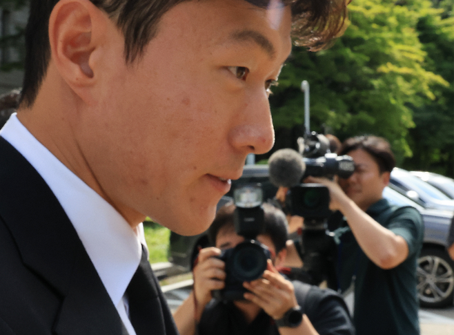축구선수 황의조씨가 4일 서울 서초구 서울중앙지법에서 열린 성폭력범죄의 처벌 등에 관한 특례법 위반(카메라 등 이용촬영) 혐의 2심 선고재판에서 징역형 집행유예 선고를 받고 법원을 나서며 기자의 질문에 답하고 있다. 사진=연합뉴스 제공
