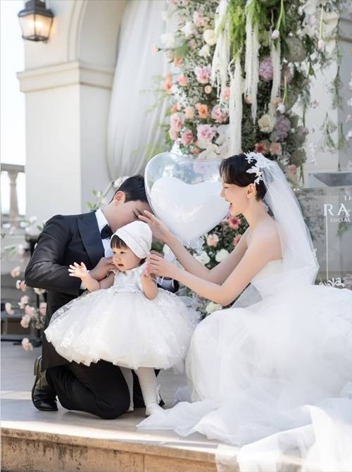 배우 이유영이 가족과 함께하는 특별한 결혼식을 올리며 팬들의 축하를 받았다. 사진=이유영 SNS