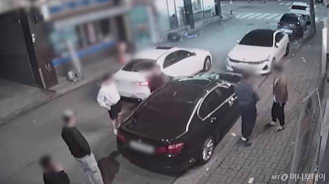 [청주=뉴시스] 보험사기 일당이 지난해 4월 충북 청주시 흥덕구의 한 도로에서 음주운전이 의심되는 차량 운전자에게 하차를 요구한 뒤 신고 무마를 빌미로 금품을 요구하고 있다. (사진=충북경찰청 제공) 2025.05.29. photo@newsis.com /사진=연현철