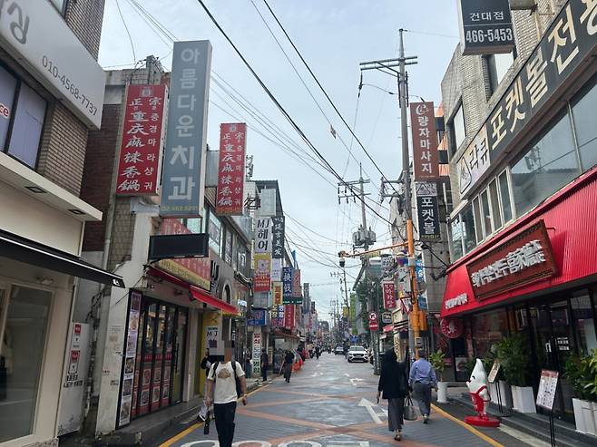 기자가 24일 오전 방문한 서울 광진구 양꼬치 거리 모습. 영업 시간 전인 이른 아침이라 거리에 사람이 많지 않은 모습이다./사진=김지현 기자.