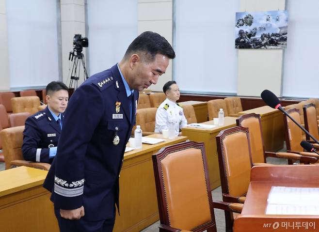 [서울=뉴시스] 김금보 기자 = 진영승 합동참모의장 후보자가 24일 오전 서울 여의도 국회에서 열린 국방위원회 전체회의 인사청문회에서 계엄에 대해 고개숙여 사과하고 있다. 2025.09.24. kgb@newsis.com /사진=김금보