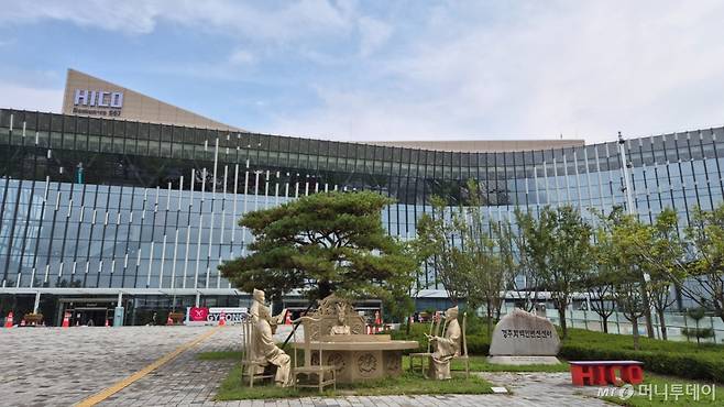 24일 오후 경북 경주시 아시아태평양경제협력체(APEC) 정상회의 회의장으로 사용될 경주화백컨벤션센터의 전경/사진=조성준 기자