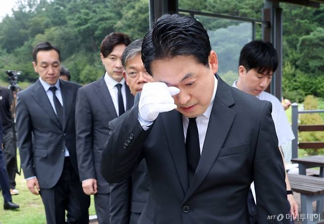 (대전=뉴스1) 김기태 기자 = 장동혁 국민의힘 당대표가 24일 대전 유성구 국립대전현충원 채상병 묘역에서 참배한 뒤 눈물을 닦고 있다. 2025.9.24/뉴스1  Copyright (C) 뉴스1. All rights reserved. 무단 전재 및 재배포,  AI학습 이용 금지. /사진=(대전=뉴스1) 김기태 기자