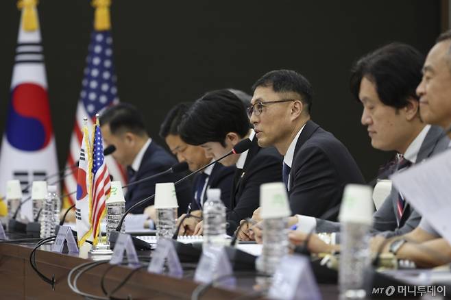 [서울=뉴시스] 대한민국 국방부와 미합중국 국방부는 23일부터 24일까지 서울에서 제27차 한미 통합국방협의체?(KIDD : Korea-U.S. Integrated Defense Dialogue, 이하 KIDD) 회의를 개최했다.   이번 회의는 대한민국 국방부 윤봉희 국방정책실장 대리와 미합중국 국방부 존 노(John Noh) 동아시아부차관보를 양측 수석대표로 하여, 양국의 국방 및 외교 분야 주요 직위자들이 참석했다.  이번 KIDD 회의에서 양측은 변화하는 역내 안보환경 속에서 한미동맹을 호혜적이고 미래지향적으로 현대화하기 위한 국방분야 협력 전반을 평가하고, 동맹현안에 대해 심도있는 논의를 진행했다. 또한, 양측은 지난 8월, 한미 정상회담에서 논의된 국방분야의 후속조치 이행을 위한 협력을 추진해 나가자는 데 공감했다. (사진=국방부 제공). 2025.09.24. photo@newsis.com *재판매 및 DB 금지 /사진=