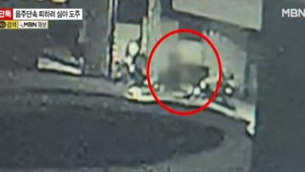 유명 유튜버가 음주운전을 하다 걸리자 음주 측정을 거부하고 달아났다가 현장에서 체포됐다. 사진은 음주 측정을 거부하고 달아나는 유튜버의 모습. /사진=MBN 캡처