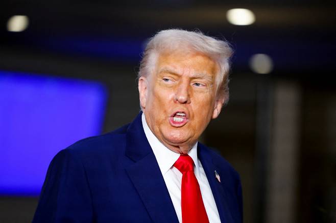 도널드 트럼프 미국 대통령이 23일(현지시간) 미국 뉴욕에서 열리는 제80차 유엔 총회 회의장에 도착해 입장하면서 취재진의 질문에 답하고 있다. /사진=로이터