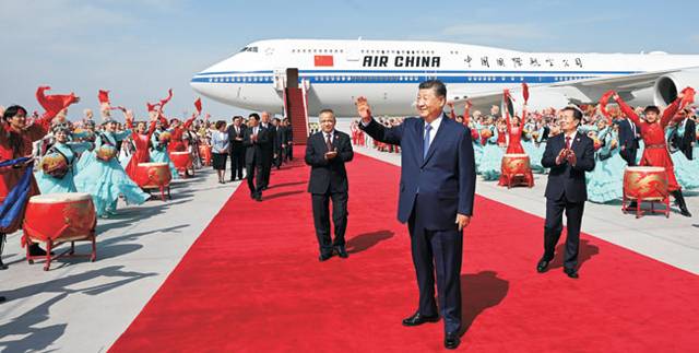 주민들에 손 흔드는 시진핑  : 신장위구르자치구 설립 70주년 행사에 참석하기 위해 성도 우루무치를 찾은 시진핑 중국 국가주석이 23일 오후 공항에 환영 나온 주민들을 향해 손을 흔들어 화답하고 있다.  신화통신 연합뉴스