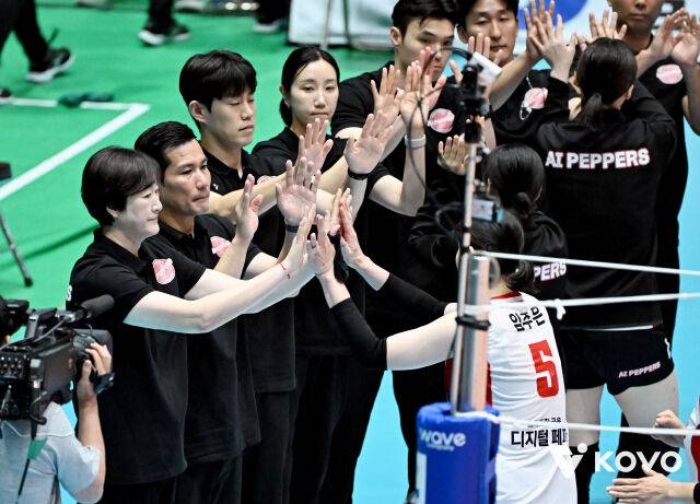 다음 경기에서는 웃을 수 있을까./KOVO