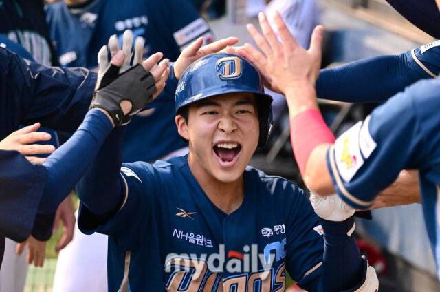 2025년 6월 19일 오후 서울 잠실구장에서 '2025 신한 SOL뱅크 KBO 리그' NC 다이노스와 LG 트윈스의 경기.NC 김휘집이 5회초 2사 후 솔로 홈런을 친 뒤 기뻐하고 있다./마이데일리