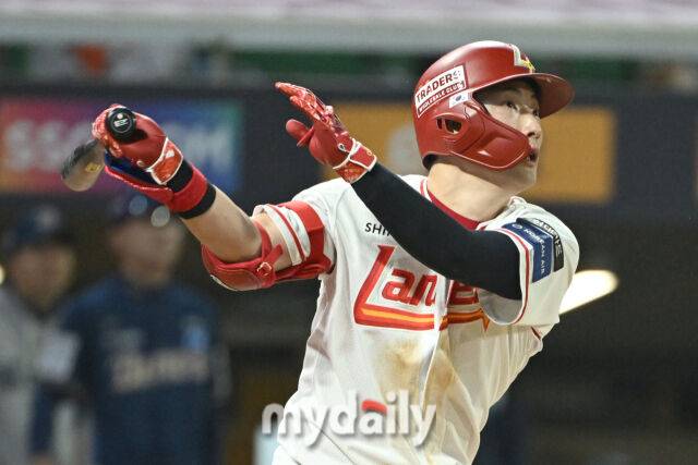 15일 인천 SSG랜더스필드에서 열린 '2025 신한 SOL BANK KBO리그' NC 다이노스와 SSG랜더스 경기. SSG 최지훈이 6회말 1사에 안타를 치고 있다./마이데일리