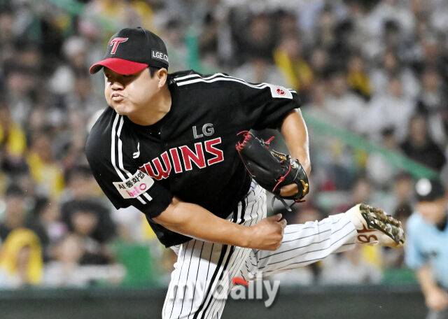 17일 오후 인천광역시 문학동 인천SSG랜더스필드에서 진행된 '2025 프로야구 KBO리그' SSG랜더스와 LG트윈스의 경기.LG 장현식이 역투하고 있다.