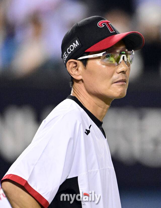 2025년 8월 30일 오후 서울 잠실구장에서 열린 '2025 신한 SOL뱅크 KBO 리그' 키움 히어로즈와 LG 트윈스의 경기LG 염경엽 감독이 6-5로 승리한 뒤 팬들을 보고 있다./마이데일리