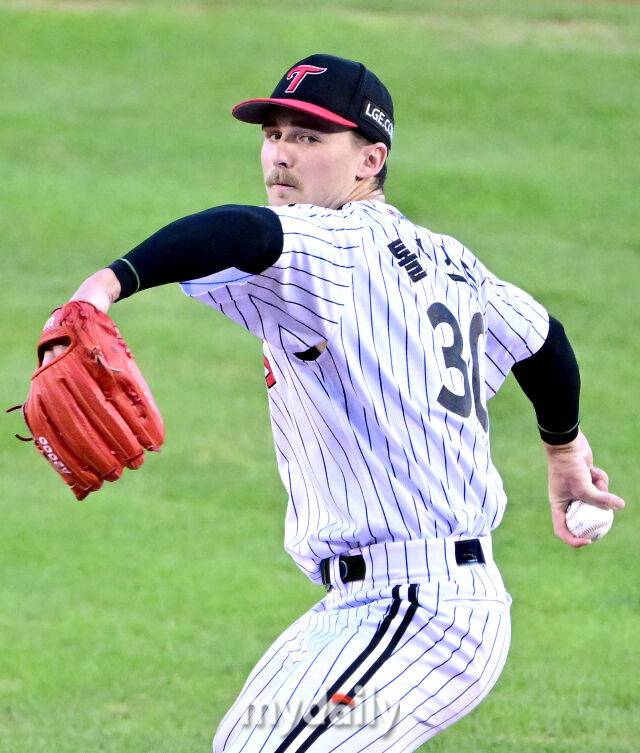 2025년 8월 30일 오후 서울 잠실구장에서 열린 '2025 신한 SOL뱅크 KBO 리그' 키움 히어로즈와 LG 트윈스의 경기LG 선발투수 톨허스트가 역투하고 있다.