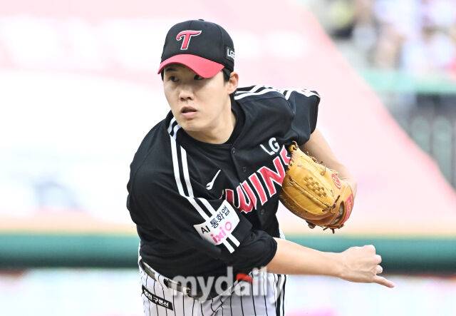 17일 오후 이넌광역시 문학동 인천SSG랜더스필드에서 진행된 '2025 프로야구 KBO리그' SSG랜더스와 LG트윈스의 경기.LG 선발투수 임찬규가 역투하고 있다./마이데일리