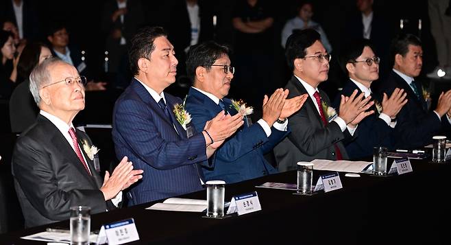 최진영 헤럴드미디어그룹 대표이사, 김병기 더불어민주당 원내대표, 송언석 국민의힘 원내대표를 비롯한 참석자들이 24일 오전 서울 중구 신라호텔 다이너스티홀에서 열린 헤럴드 기업포럼 2025에 참석해 Spot 로봇의 시연을 보고 박수를 치고 있다. 이상섭 기자