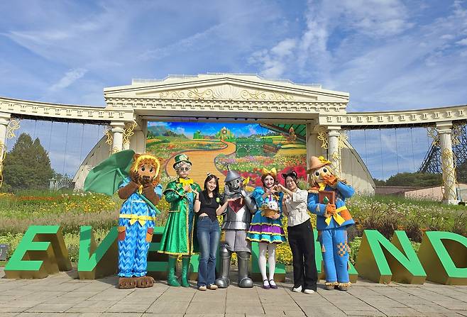 오즈의마법사 댄스공연단과 관객이 함께 사진을 찍는 모습