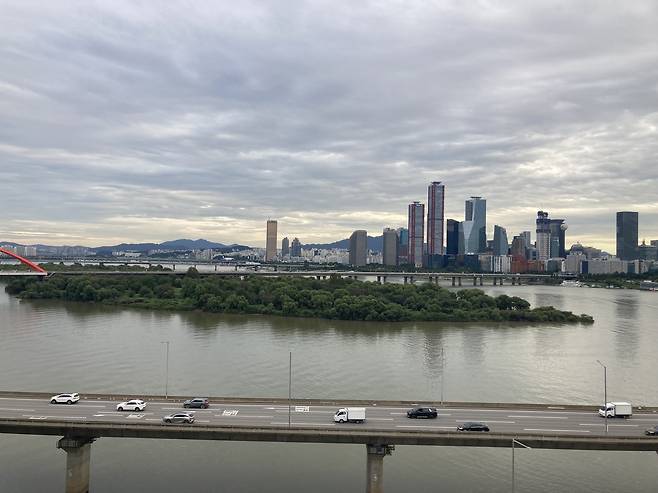 마포365구민센터 옥탑층에서 바라본 전망. 밤섬과 강 건너 여의도가 보인다. 손인규 기자