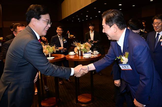 김병기(오른쪽) 더불어민주당 원내대표와 송언석 국민의힘 원내대표가 악수를 하고 있다.  이상섭 기자