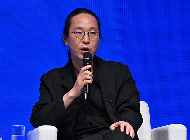 송길영 작가가 24일 서울 중구 신라호텔 다이너스티홀에서 열린 ‘헤럴드 기업포럼 2025’ 특별세션에서 ‘AI와 미래의 삶’을 주제로 대담을 나누고 있다. 임세준 기자