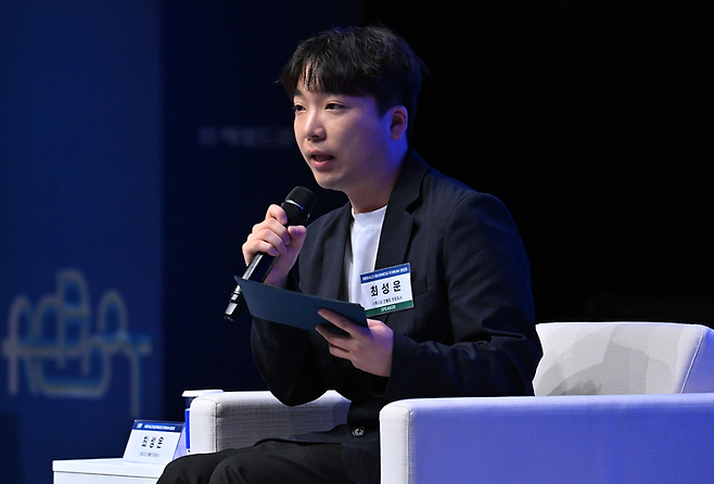 최성운 스튜디오 언볼트 프로듀서가 24일 서울 중구 신라호텔 다이너스티홀에서 열린 ‘헤럴드 기업포럼 2025’ 특별세션에서 ‘AI와 미래의 삶’을 주제로 대담을 진행하고 있다. 임세준 기자
