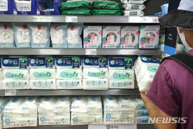 [서울=뉴시스]조수정 기자 = 소비자시민모임이 지난 달 10~15일 20대 이상 소비자 636명을 대상으로 온라인 설문조사 한 결과, 응답자의 90.6(576명)%가 매일 일회용 물티슈를 한 장 이상 사용하며 응답자의 65%는 대다수 물티슈 원재료가 플라스틱류(폴리에스테르)인 것을 모르는 것으로 나타났다. 6일 서울 한 마트에서 소비자가 물티슈에 표기된 구성 성분 등을 살펴보고 있다. 2021.07.06. chocrystal@newsis.com