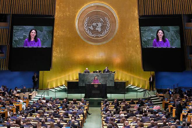 [뉴욕=AP/뉴시스] 아날레나 베어보크 유엔총회 의장이 23일(현지 시간) 미국 뉴욕 유엔본부에서 열린 제80회 유엔총회 고위급 회기에서 발언하고 있다. 2025.09.24.