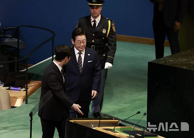 [뉴욕=뉴시스] 최동준 기자 = 이재명 대통령이 23일(현지 시간) 미국 뉴욕 유엔 본부에서 열린 제80차 유엔 총회에서 기조연설을 하기 위해 총회장에 입장하고 있다. 2025.09.24. photocdj@newsis.com