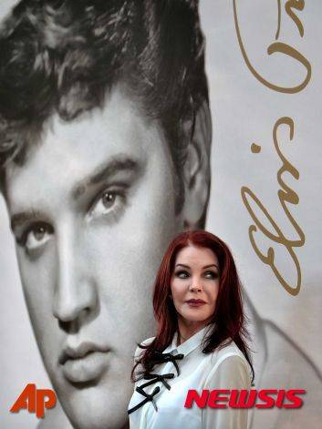 【멤피스=AP/뉴시스】'로큰롤의 황제’ 엘비스 프레슬리의 전 부인인 프리실라 프레슬리가 지난 2015년 8월 12일 테네시주(州) 멤피스 시내의 엘비스 프레슬 리가 살았던 고풍스러운 저택 그레이스랜드 밖에서 열린 엘비스 프레슬리 우표 공개 행사에 참석해 사람들을 보고 있다.  2025.09.24.