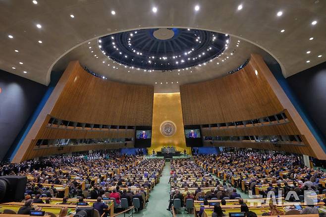 [뉴욕=AP/뉴시스]도널드 트럼프 미국 대통령이 23일(현지 시간) 미국 뉴욕의 유엔 본부에서 열린 제80차 고위급 회기 일반토의에서 연설하고 있다. 트럼프 대통령의 유엔 총회 연설은 5년만이며, 직접 총회장에서 연설하는 것은 2019년 이후 처음이다. 2025.09.24.