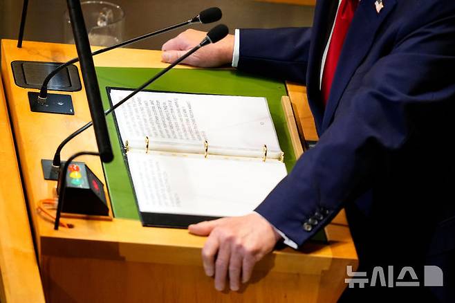 [뉴욕=AP/뉴시스]도널드 트럼프 미국 대통령이 23일(현지 시간) 미국 뉴욕의 유엔 본부에서 열린 제80차 고위급 회기 일반토의에서 연설하고 있다. 트럼프 대통령의 유엔 총회 연설은 5년만이며, 직접 총회장에서 연설하는 것은 2019년 이후 처음이다. 2025.09.24.