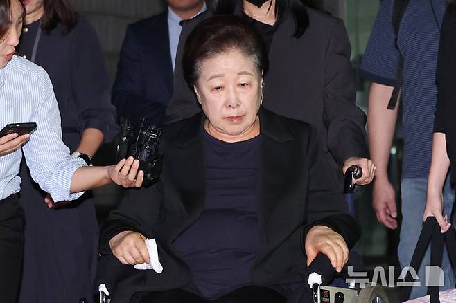 [서울=뉴시스] 황준선 기자 = 청탁금지법과 정치자금법 위반 등 혐의를 받는 한학자 통일교 총재가 22일 오후 서울 서초구 서울중앙지방법원에서 열린 영장실질심사(구속 전 피의자 심문)을 마친 뒤 법정을 나서고 있다. (공동취재) 2025.09.22. photo@newsis.com