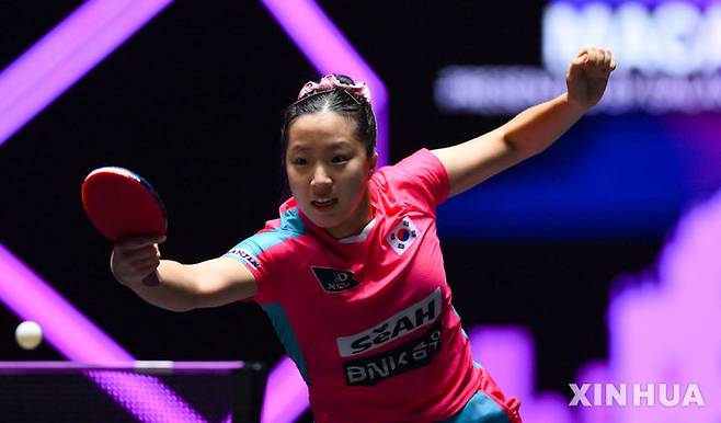 [마카오=신화/뉴시스] 신유빈(17위)이 9일(현지 시간) 중국 마카오에서 열린 2025 월드테이블테니스(WTT) 마카오 챔피언스 여자 단식 1라운드(32강)에서 오도 사츠키(10위·일본)와 경기하고 있다. 신유빈이 2-3(11-9 11-9 9-11 10-12 9-11)로 아쉽게 역전패하며 16강에 오르지 못했다. 2025.09.10.
