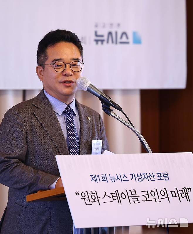 [서울=뉴시스] 최진석 기자 = 국회 정무위원회 소속 민병덕 더불어민주당 의원이 24일 서울 중구 롯데호텔서울에서 '원화 스테이블 코인의 미래'를 주제로 열린 제1회 뉴시스 가상자산 포럼에서 축사를 하고 있다. 2025.09.24. myjs@newsis.com