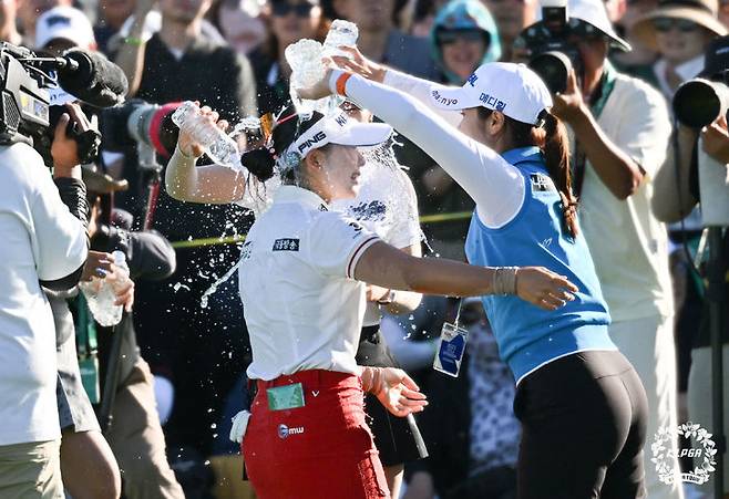 [서울=뉴시스] 정병혁 기자 = 21일 인천 청라 베어즈베스트 청라GC에서 열린 '하나금융그룹 챔피언십' FR에서 우승을 차지한 이다연이 축하를 받고있다.(사진=KLPGA 제공) 2025.09.21. photo@newsis.com *재판매 및 DB 금지