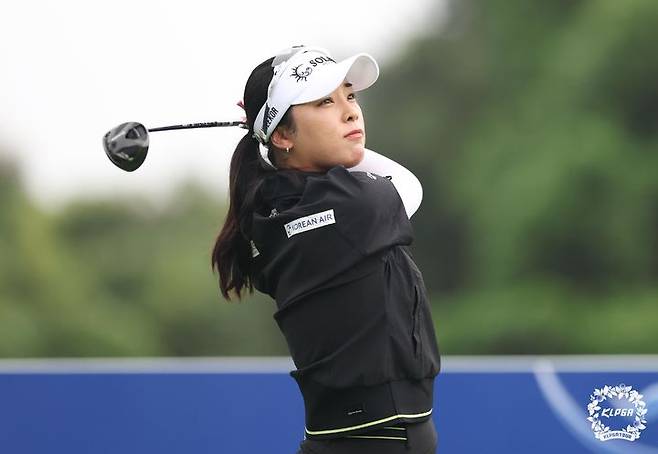[서울=뉴시스] 8일 제주 서귀포 사이프러스 골프앤리조트에서 열린 제주삼다수 마스터스 2라운드 13번홀에서 윤이나가 티샷을 하고 있다. (사진=KLPGA 제공) 2025.08.08. photo@newsis.com *재판매 및 DB 금지