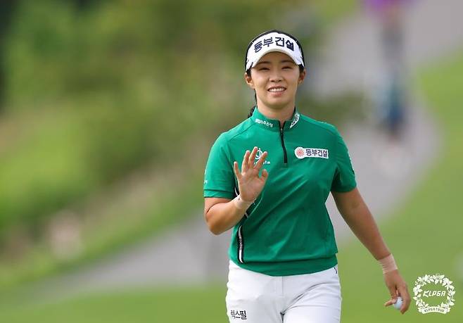 [서울=뉴시스] 31일 강원 원주 오로라 골프&리조트에서 열린 2025 오로라월드 레이디스 챔피언십 1라운드 14번홀에서 김수지가 파세이브 후 홀아웃 하고 있다. (사진=KLPGA 제공) 2025.07.31. photo@newsis.com *재판매 및 DB 금지